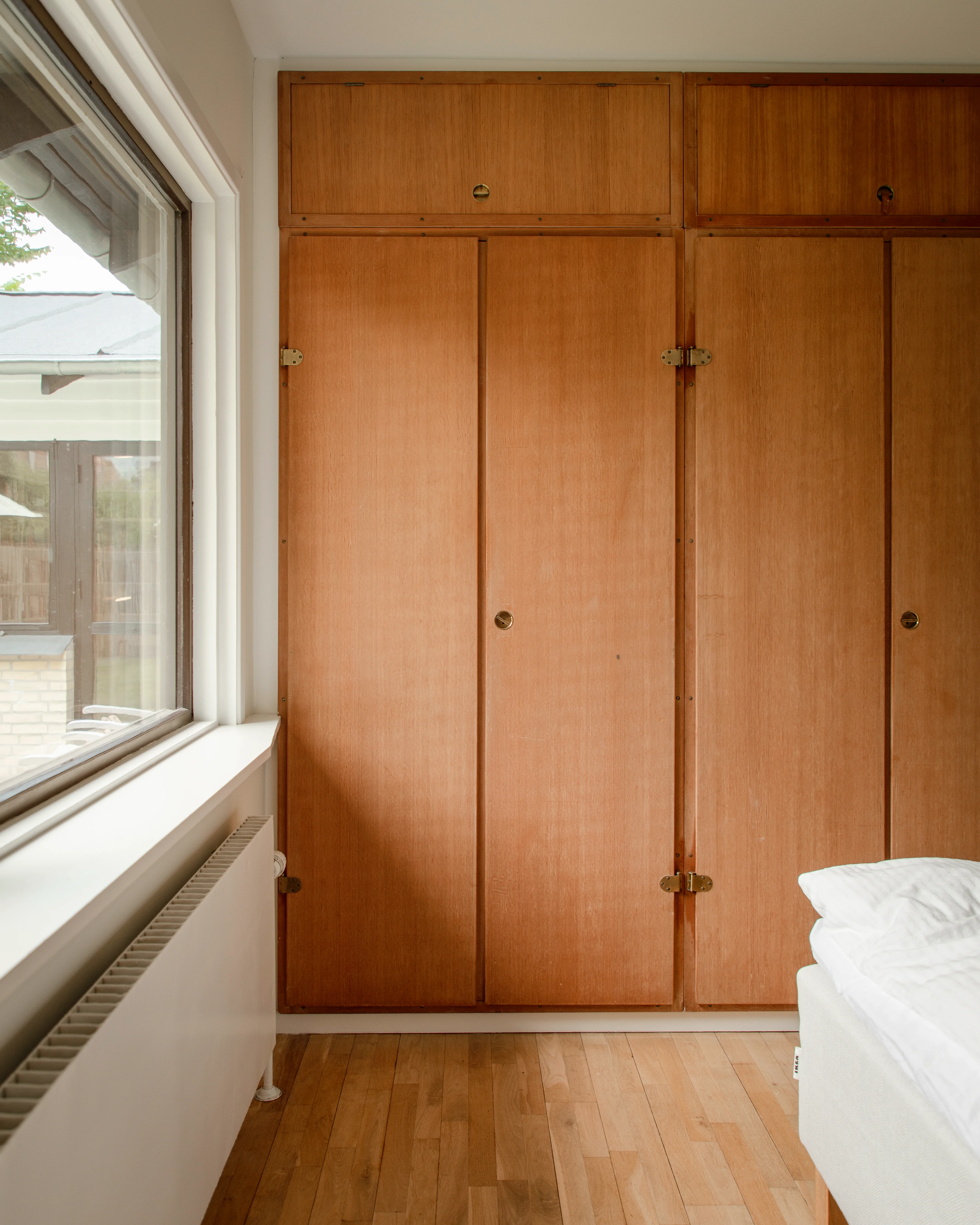 Gennemkig i renoveret sen-60’er etplanshus – rumlig sammenhæng og dagslys.